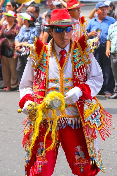 LIMA, PERÚ-ENERO 31: Hombre no identificado realiza durante el Festival de la Virgen de la Candelaria el 31 de enero de 2015 en Lima, Perú. Núcleo del festival es el baile realizado por diferentes escuelas de baile — Foto de Stock