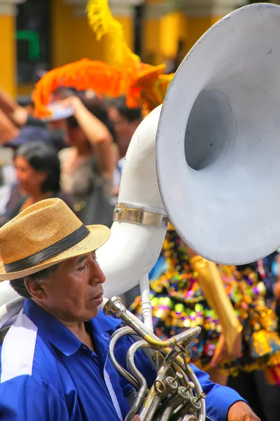 LIMA, PERU-JANEIRO 31: Homem não identificado toca sausafone durante o Festival da Virgem da Candelária, em 31 de janeiro de 2015, em Lima, Peru. Núcleo do festival é a dança realizada por diferentes escolas de dança — Fotografia de Stock