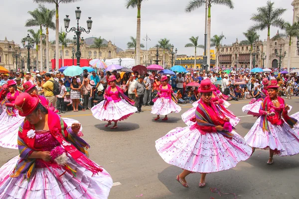 Lima, Peru-Ocak 31: Kimliği belirsiz kadın 31,2015 içinde Lima, Peru Ocak'ta Virgin de la Candelaria Festival süresince gerçekleştirmek. Çekirdek festivalin farklı dans okulları tarafından gerçekleştirilen dans ediyor