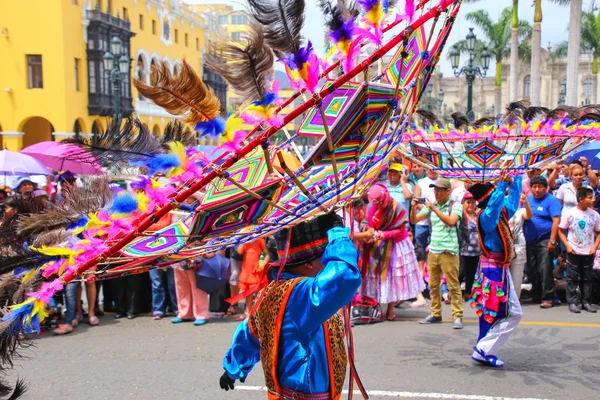 LIMA, PERÚ-FEBRERO 1: Hombres no identificados realizan durante el Festival de la Virgen de la Candelaria el 1 de febrero de 2015 en Lima, Perú. Núcleo del festival es el baile realizado por diferentes escuelas de baile — Foto de Stock
