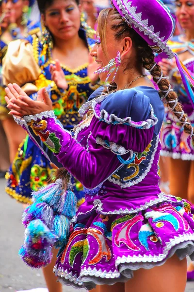 Limy, Peru-1 lutego: niezidentyfikowana kobieta wykonuje podczas festiwalu Virgin de La Candelaria w lutym 1, 2015 w Limie, Peru. Podstawą Festiwalu jest taniec wykonywany przez różne szkoły tańca — Zdjęcie stockowe