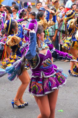 Lima, Peru-Şubat 1: Kimliği belirsiz kadın 1,2015 içinde Lima, Peru Şubat'ta bakire de la Candelaria Festival süresince gerçekleştirmek. Çekirdek festivalin farklı dans okulları tarafından gerçekleştirilen dans ediyor