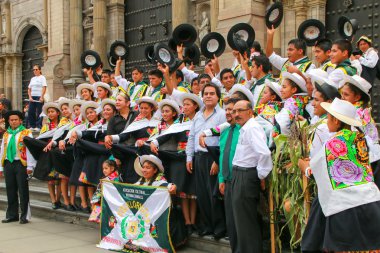 Lima, Peru-31 Ocak: Tanımlanamayan insanlar Ocak'ta Virgin de la Candelaria Festivali sırasında Katedral yanında durmak 31,2015 Lima, Peru. Festivalin çekirdeği farklı dans okulları tarafından gerçekleştirilen dans
