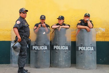Lima, Peru-31 Ocak: Kimliği belirsiz polisler 31 Ocak 2015'te Lima, Peru'da isyan kalkanlarıyla ayakta duruyor. Peru Ulusal Polisi Güney Amerika'nın en büyük polis güçlerinden biridir..