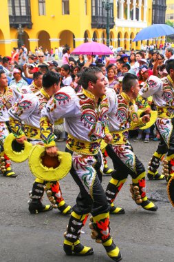 Lima, Peru-Ocak 31: Kimliği belirsiz erkek 31,2015 içinde Lima, Peru Ocak'ta Virgin de la Candelaria Festival süresince gerçekleştirmek. Çekirdek festivalin farklı dans okulları tarafından gerçekleştirilen dans ediyor