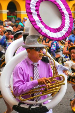 Lima, Peru-Şubat 1: Kimliği belirsiz adam Şubat'ta Virgin de la Candelaria festivali sırasında sousaphone çalış 1,2015 Lima, Peru. Festivalin çekirdeği dans okulları tarafından gerçekleştirilen dans