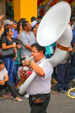 Lima, Peru-Şubat 1: Kimliği belirsiz adam Şubat'ta Virgin de la Candelaria Festivali sırasında sousaphone çalış 1,2015 Lima, Peru. Festivalin çekirdeği farklı dans okulları tarafından gerçekleştirilen dans