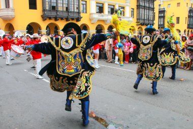 Lima, Peru-Ocak 31: Kimliği belirsiz erkek 31,2015 içinde Lima, Peru Ocak'ta Virgin de la Candelaria Festival süresince gerçekleştirmek. Çekirdek festivalin farklı dans okulları tarafından gerçekleştirilen dans ediyor