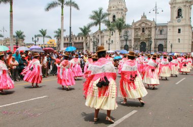 Lima, Peru-Şubat 1: Kimliği belirsiz kadın 1,2015 içinde Lima, Peru Şubat'ta bakire de la Candelaria Festival süresince gerçekleştirmek. Çekirdek festivalin farklı dans okulları tarafından gerçekleştirilen dans ediyor