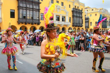 Lima, Peru-Ocak 31: Kimliği belirsiz kadın 31,2015 içinde Lima, Peru Ocak'ta Virgin de la Candelaria Festival süresince gerçekleştirmek. Çekirdek festivalin farklı dans okulları tarafından gerçekleştirilen dans ediyor