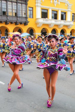 Lima, Peru-Şubat 1: Kimliği belirsiz kadın 1,2015 içinde Lima, Peru Şubat'ta bakire de la Candelaria Festival süresince gerçekleştirmek. Çekirdek festivalin farklı dans okulları tarafından gerçekleştirilen dans ediyor