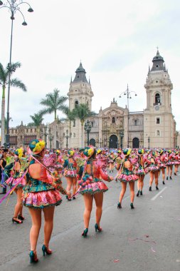 Lima, Peru-Şubat 1: Kimliği belirsiz kadın 1,2015 içinde Lima, Peru Şubat'ta bakire de la Candelaria Festival süresince gerçekleştirmek. Çekirdek festivalin farklı dans okulları tarafından gerçekleştirilen dans ediyor