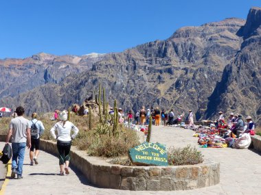 Colca, Peru-Ocak 16: Mirador Cruz del Condor Ocak'ta 16, 2015 Colca Canyon, Peru. And aklilerini tespit etmek için çok popüler bir bakış açısıdır..