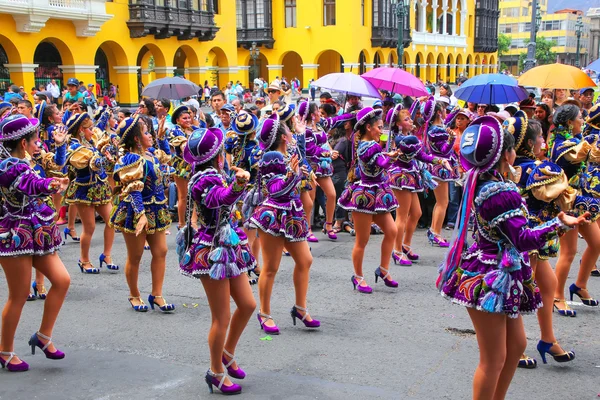 LIMA, PERU-JANUARY 31: Unidentified women perform during Festival of the Virgin de la Candelaria on January 31, 2015 in Lima, Peru. Ядро фестиваля - танцы в исполнении различных танцевальных школ — стоковое фото