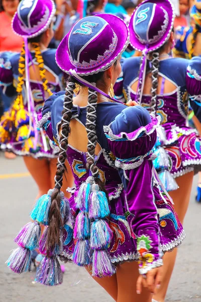 LIMA, PERÚ-FEBRERO 1: Mujeres no identificadas realizan durante el Festival de la Virgen de la Candelaria el 1 de febrero de 2015 en Lima, Perú. Núcleo del festival es el baile realizado por diferentes escuelas de baile — Foto de Stock