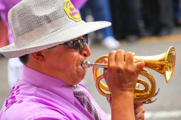 Lima, Peru-leden 31: neidentifikovaný člověk hraje na trumpetu během festivalu Virgin de la Candelaria 31. ledna 2015 v Limě v Peru. Jádrem festivalu je tanec, který provádějí různé taneční školy — Stock fotografie