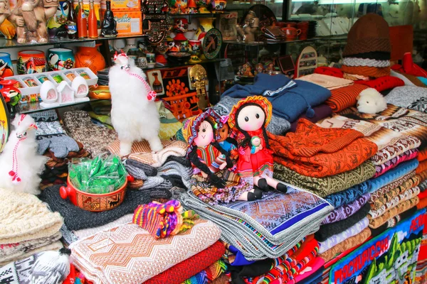 LIMA, PERU - JANEIRO 31: Exibição de lembranças tradicionais no mercado em 31 de janeiro de 2015 em Lima, Peru. Lima é a capital e a maior cidade do Peru . — Fotografia de Stock