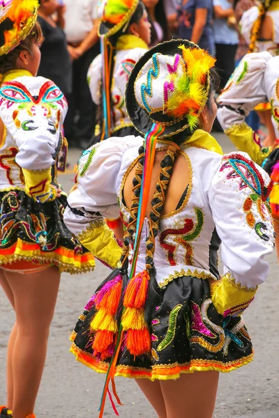 Lima, Peru-februari 1: Onbekende vrouwen uitvoeren tijdens Festival van de Virgin de la Candelaria op februari 1,2015 in Lima, Peru. Kern van het festival is dansen uitgevoerd door verschillende Dansscholen — Stockfoto