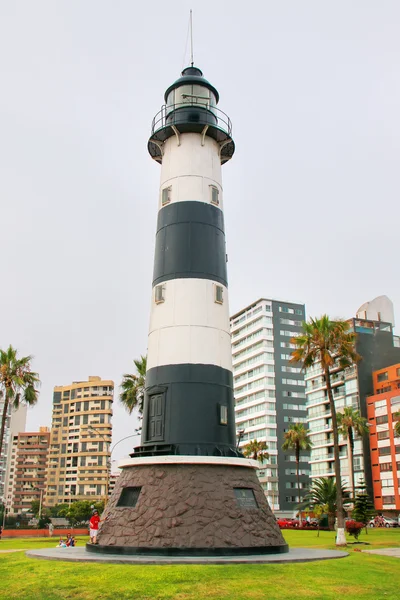 LIMA, PERÚ - 31 DE ENERO: Faro de La Marina en Miraflores el 31 de enero de 2015 en Lima, Perú. Es un faro activo situado en un parque en altos acantilados sobre el Océano Pacífico — Foto de Stock