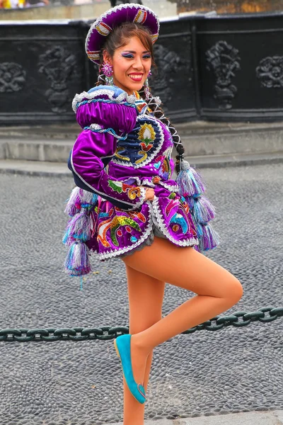 LIMA, PERÚ-FEBRERO 1: Mujer no identificada posa durante el Festival de la Virgen de la Candelaria el 1 de febrero de 2015 en Lima, Perú. Núcleo del festival es el baile realizado por diferentes escuelas de baile — Foto de Stock