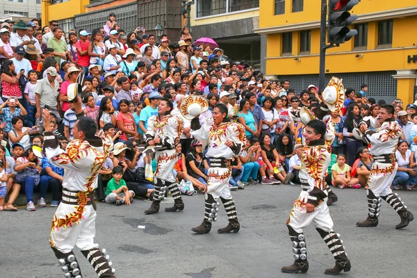 LIMA, PERÚ-ENERO 31: Hombres no identificados realizan durante el Festival de la Virgen de la Candelaria el 31 de enero de 2015 en Lima, Perú. Núcleo del festival es el baile realizado por diferentes escuelas de baile — Foto de Stock