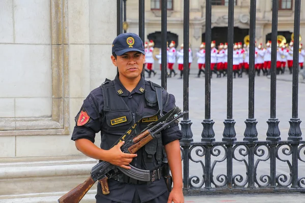 LIMA, PERU-FEBRUARY 2: Polisi tak dikenal berdiri di dekat Istana Pemerintah pada 2 Februari 2015 di Lima, Peru. Kepolisian Nasional Peru adalah salah satu kepolisian terbesar di Amerika Selatan. . — Stok Foto