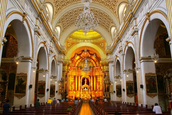 LIMA, PERU-FEBBRAIO 2: Interno della Chiesa di San Pietro il 2 febbraio 2015 a Lima, Perù. Questa chiesa fa parte del centro storico di Lima, che è stato inserito nella lista del patrimonio mondiale dell'UNESCO nel 1991 . — Foto Stock