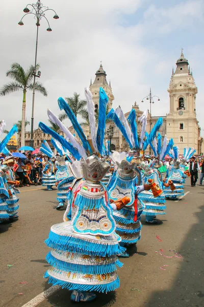 LIMA, PERÚ-FEBRERO 1: Personas no identificadas realizan durante el Festival de la Virgen de la Candelaria el 1 de febrero de 2015 en Lima, Perú. Núcleo del festival es el baile realizado por diferentes escuelas de baile — Foto de Stock