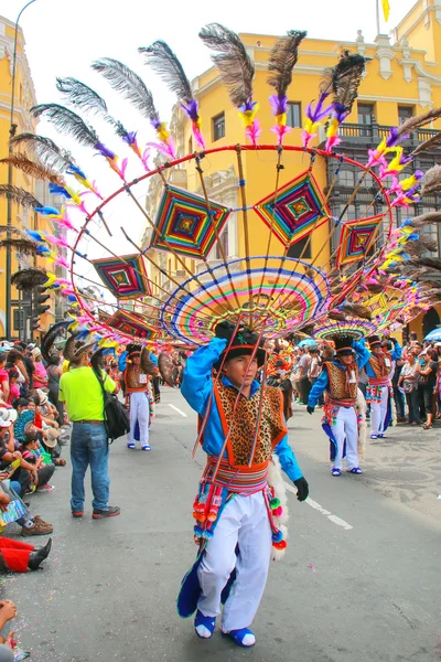 Lima, Peru-31 januari: onbekende man presteert tijdens het festival van de Virgin de la Candelaria op 31 januari 2015 in Lima, Peru. De kern van het festival is dansen uitgevoerd door verschillende Dansscholen — Stockfoto