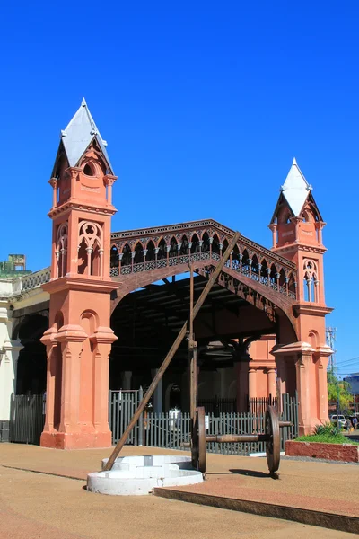 Πρώην σιδηροδρομικός σταθμός στην Ασουνσιόν της Παραγουάη. Η Ασουνσιόν είναι η πρωτεύουσα και η μεγαλύτερη πόλη της Παραγουάη — Φωτογραφία Αρχείου