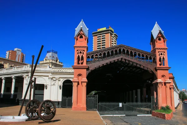 Antigua estación de tren en Asunción, Paraguay. Asunción es la capital y la ciudad más grande de Paraguay — Foto de Stock