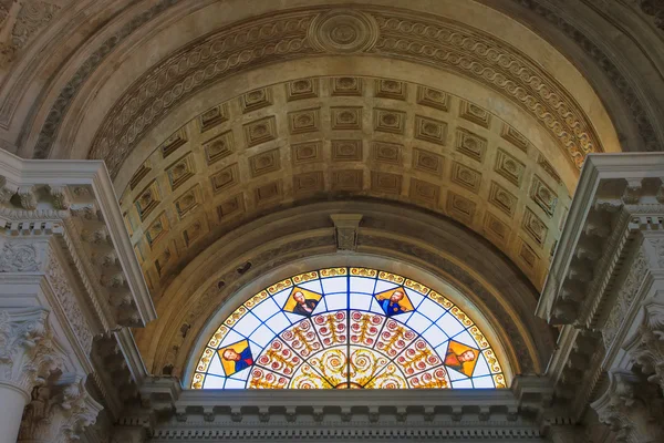 ASUNCION, PARAGUAY - DECEMBER 26: Interior of  National Pantheon of the Heroes on December 26, 2014  in Asuncion, Paraguay. It  is the mausoleum of the country, where lie the remains of the great heroes of Paraguayan history. — Stock Photo, Image