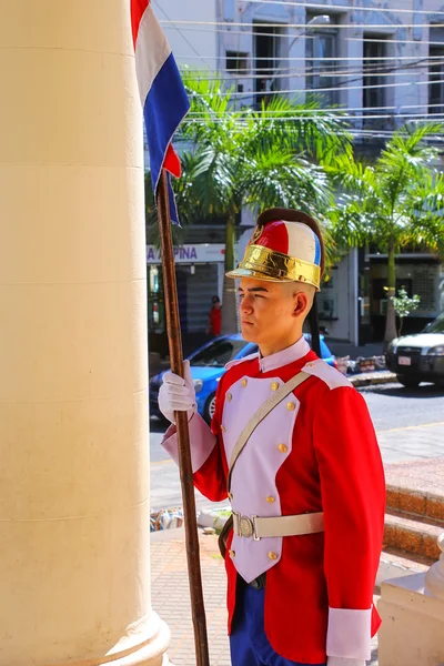 ASUNCION, PARAGUAY - 26 DE DEZEMBRO: Homem não identificado guarda o Panteão Nacional dos Heróis em 26 de dezembro de 2014 em Assunção, Paraguai. É o mausoléu do país, onde jazem os restos dos grandes heróis da história paraguaia . — Fotografia de Stock