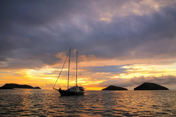 Silhouette Touristen-Segelboot bei Sonnenaufgang vor Anker in der Nähe der chinesischen ha — Stockfoto