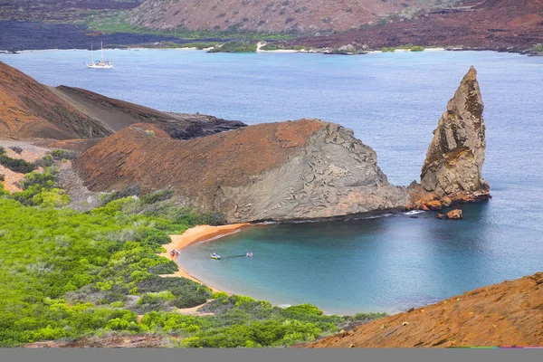 Nézd a Pinnacle Rock Bartolome szigeten, Galapagos nemzeti Pa — Stock Fotó