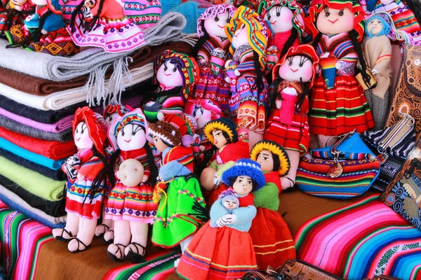 Exposición de souvenirs tradicionales en el mercado del pueblo de Maca , — Foto de Stock