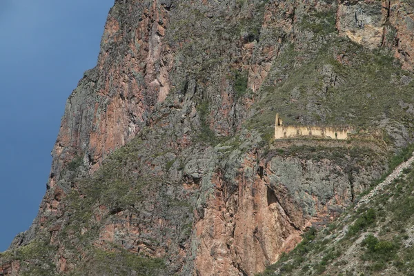 Inca raktárak a hegy körüli Ollantaytambo, Peru — Stock Fotó