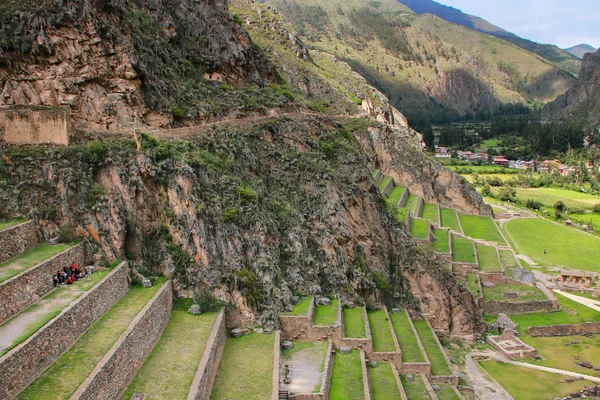 Teraszok és Pumatallis, az inka erőd Ollantaytambo, Pe-ben — Stock Fotó