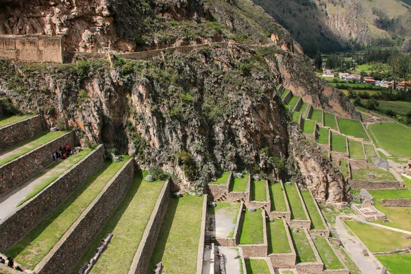 Teraszok és Pumatallis, az inka erőd Ollantaytambo, Pe-ben — Stock Fotó