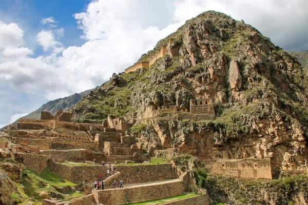 Inca erőd terasszal és a templom-hegy Ollantaytambo, Pe — Stock Fotó