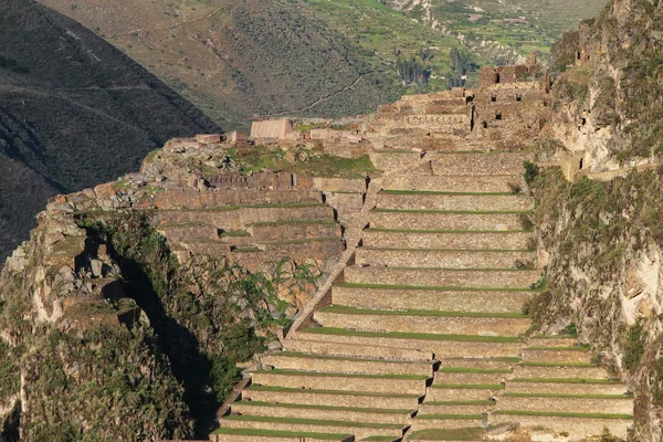 Inca erőd terasszal és a templom-hegy Ollantaytambo, Pe — Stock Fotó