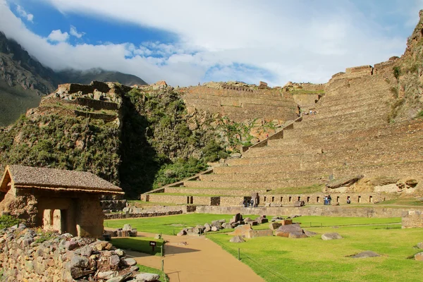 Fortaleza Inca con Terrazas y Colina del Templo en Ollantaytambo, Pe — Foto de Stock