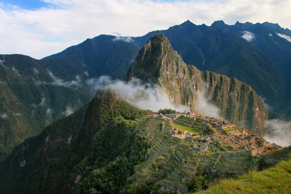 Ciudadela inca Machu Picchu con niebla matutina, Perú — Foto de Stock