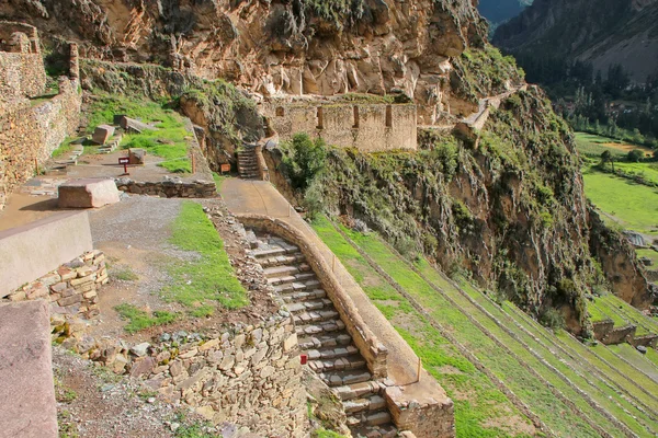 Inca vesting met terrassen en Temple Hill in Ollantaytambo, Pe — Stockfoto
