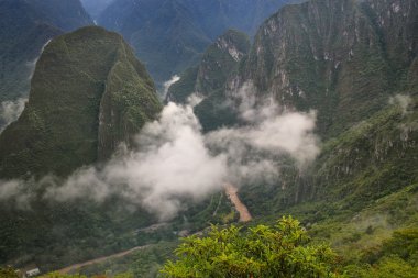Peru Machu Picchu yakınlarındaki sabah sis ile Urubamba Nehri