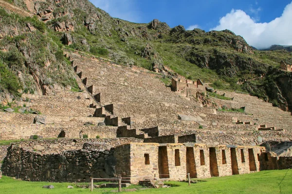 Terraços de Pumatallis na Fortaleza Inca em Ollantaytambo, Peru — Fotografia de Stock