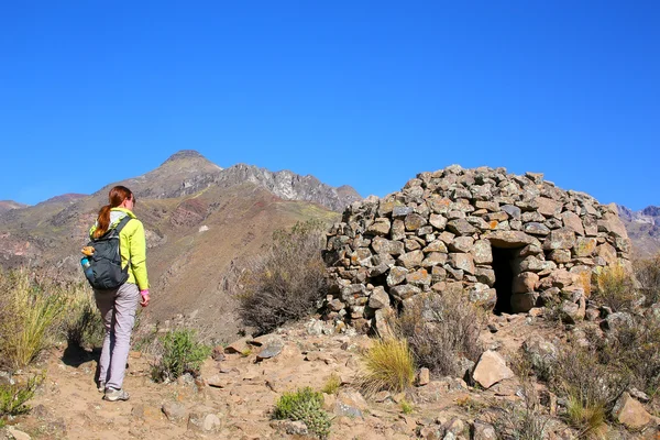 Tourist betrachtet prä-inka rundes Haus namens colca in der Nähe von chivay — Stockfoto