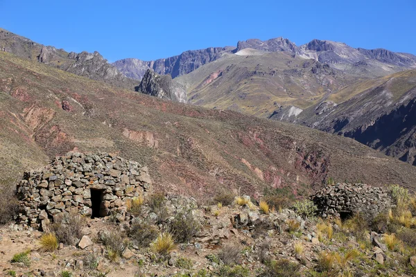 Casas redondas pre-incas llamadas colca cerca de Chivay en Perú — Foto de Stock