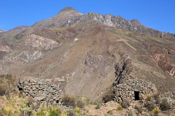 Casas redondas pre-incas llamadas colca cerca de Chivay en Perú — Foto de Stock