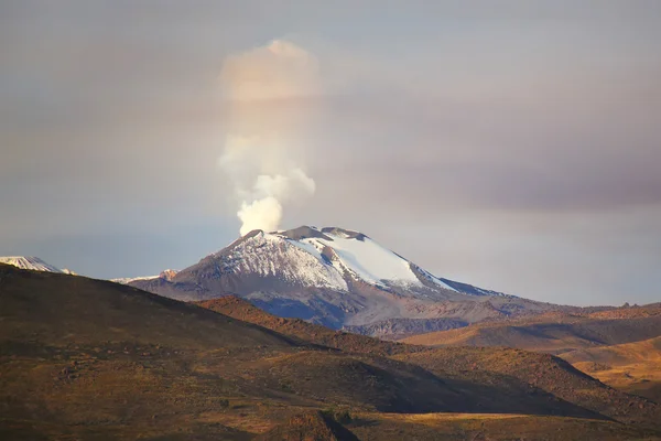 Utsikt över Sabancaya vulkanen i Anderna i södra Peru. — Stockfoto